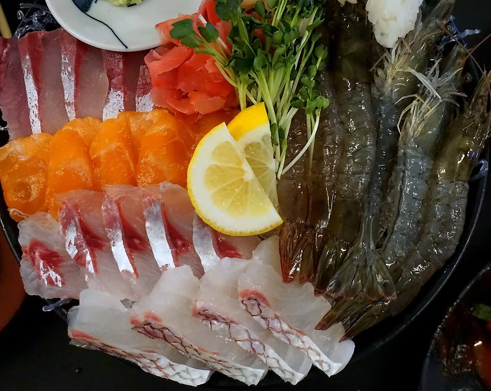 모듬회와 함께 나온 초밥알