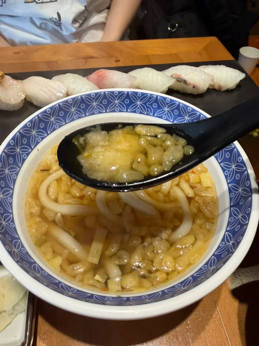 초밥과 함께 주문한 우동