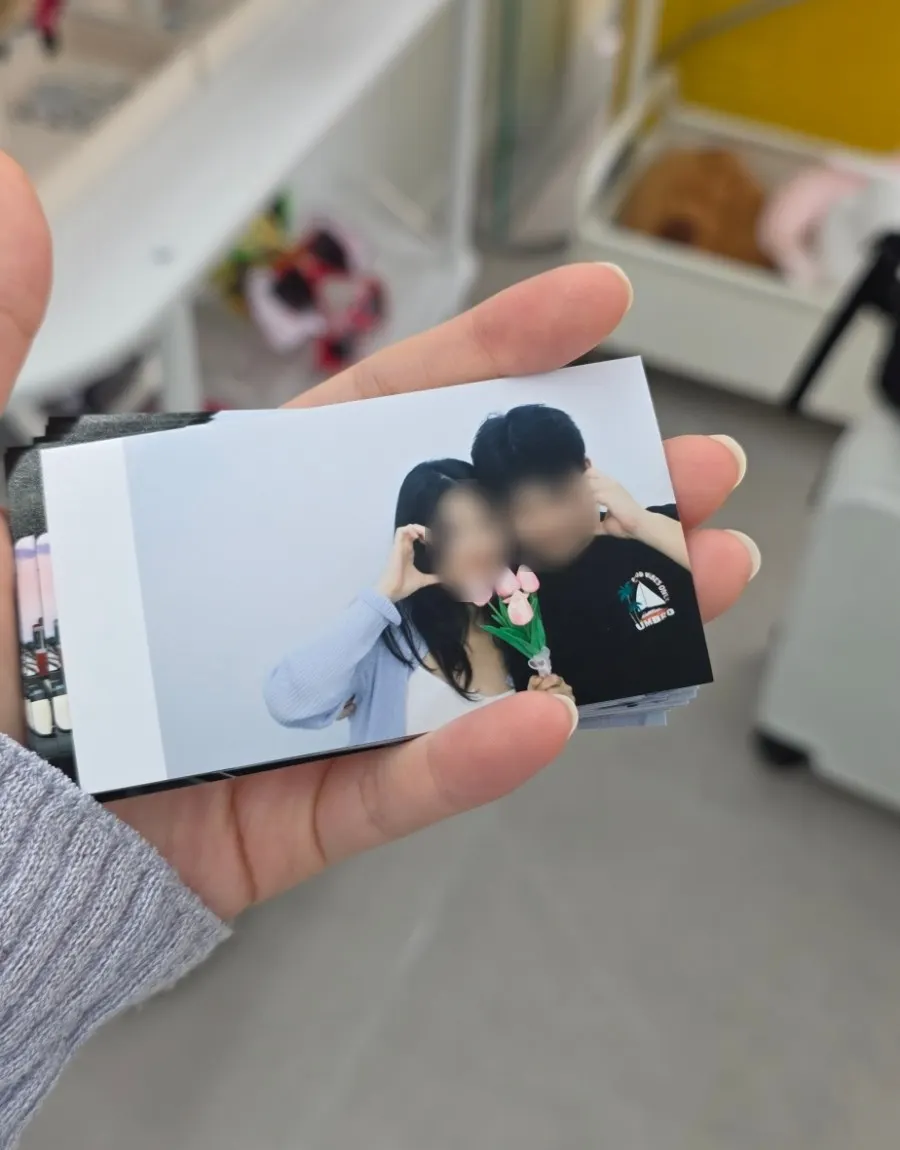 한 손에 쥔 플립북 인쇄물 20장