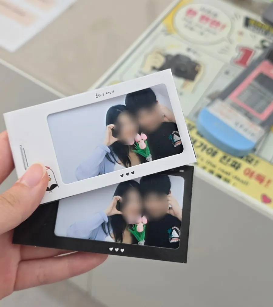 완성된 화이트와 블랙 커버 플립북 두 권