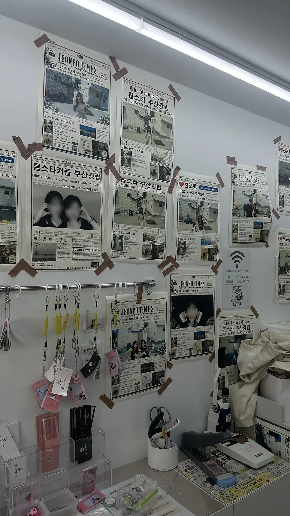 벽에 전시된 방문객 사진들
