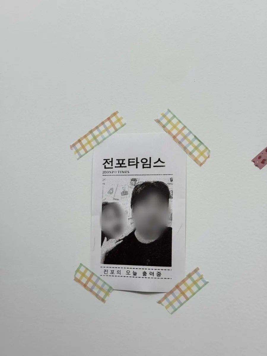 사진관 입구에 놓인 무료 흑백 사진기