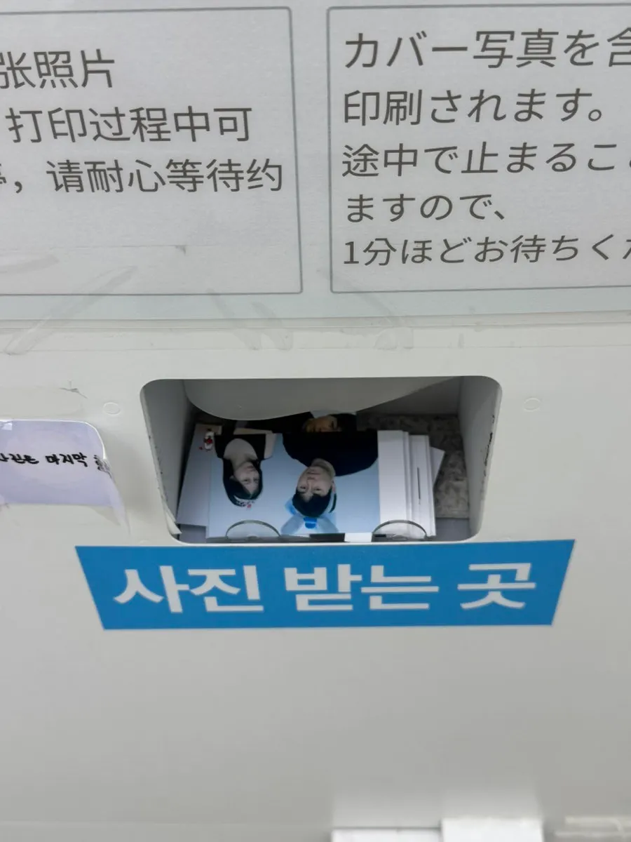 모자, 머리띠, 선글라스 등 촬영 소품 진열