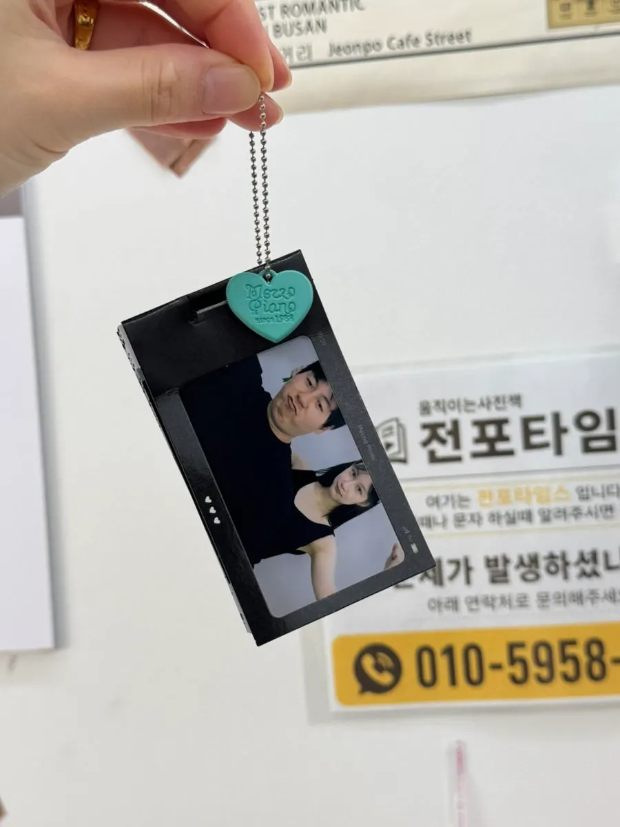 사진책 표지와 속지 넘겨보는 모습