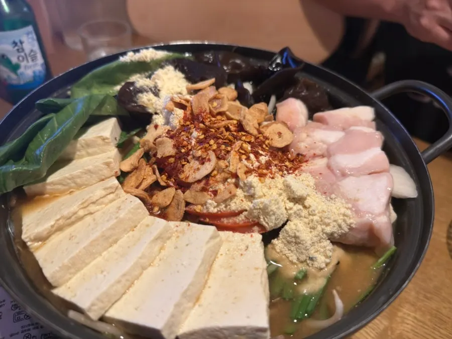 빨간 토마토를 올린 토마토 모츠나베