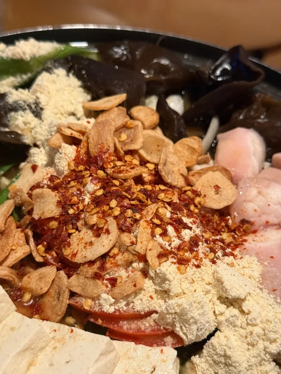 모츠와 채소가 들어간 토마토 나베