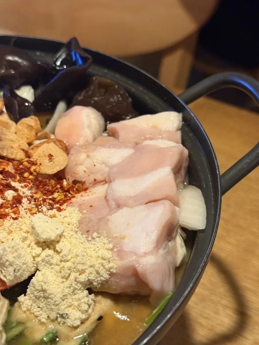 마늘칩 토핑 토마토 모츠나베