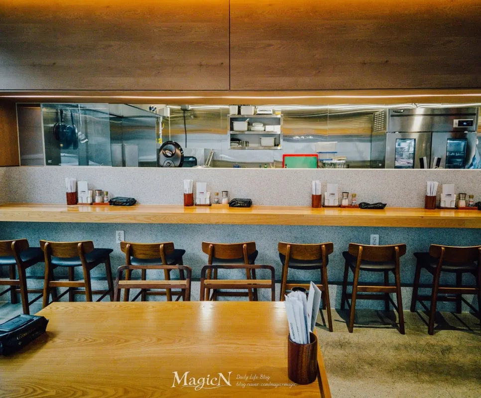 Interior atmosphere of Katsu Gimseondo