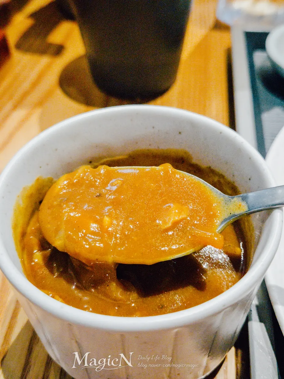 Side curry with onion and mushroom