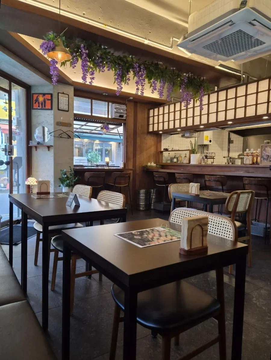 Cooking-bar atmosphere with a variety of traditional liquors and snacks