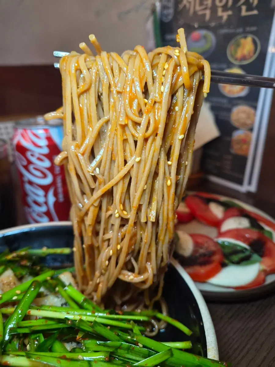 The makguksu (cold buckwheat noodles) served with hanpan makguksu bossam