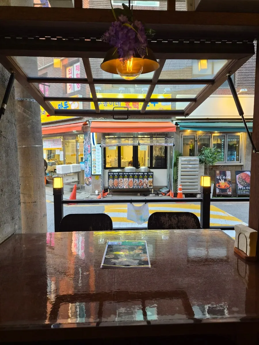 The beautifully designed interior of Jeonyeokhanjan Hwagok Station Branch