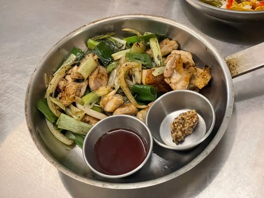 Grilled chicken thigh on a hot plate, ₩13,000, at Jjeojeoseu