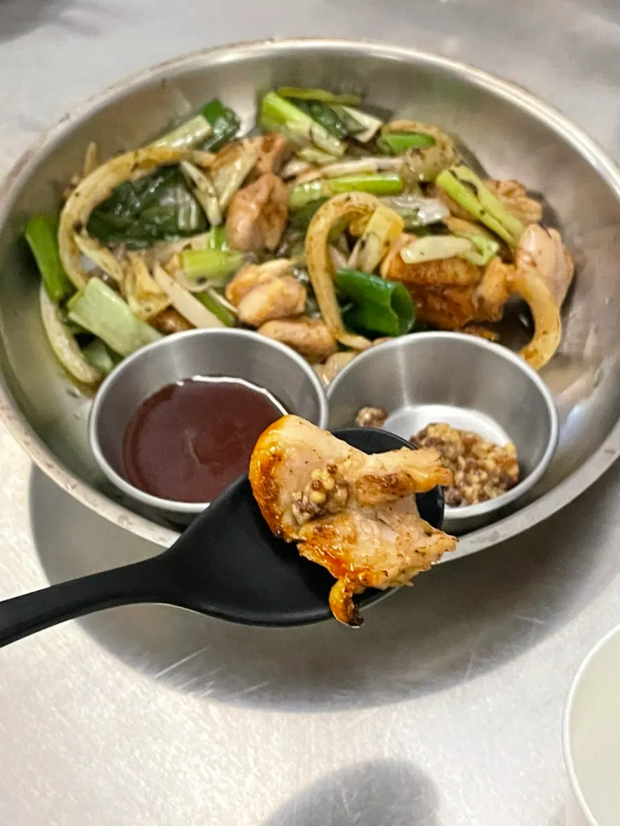 Soft chicken thigh meat in the hot plate grilled chicken thigh dish