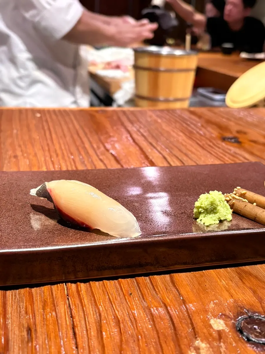 Preparing rice-straw smoked mackerel