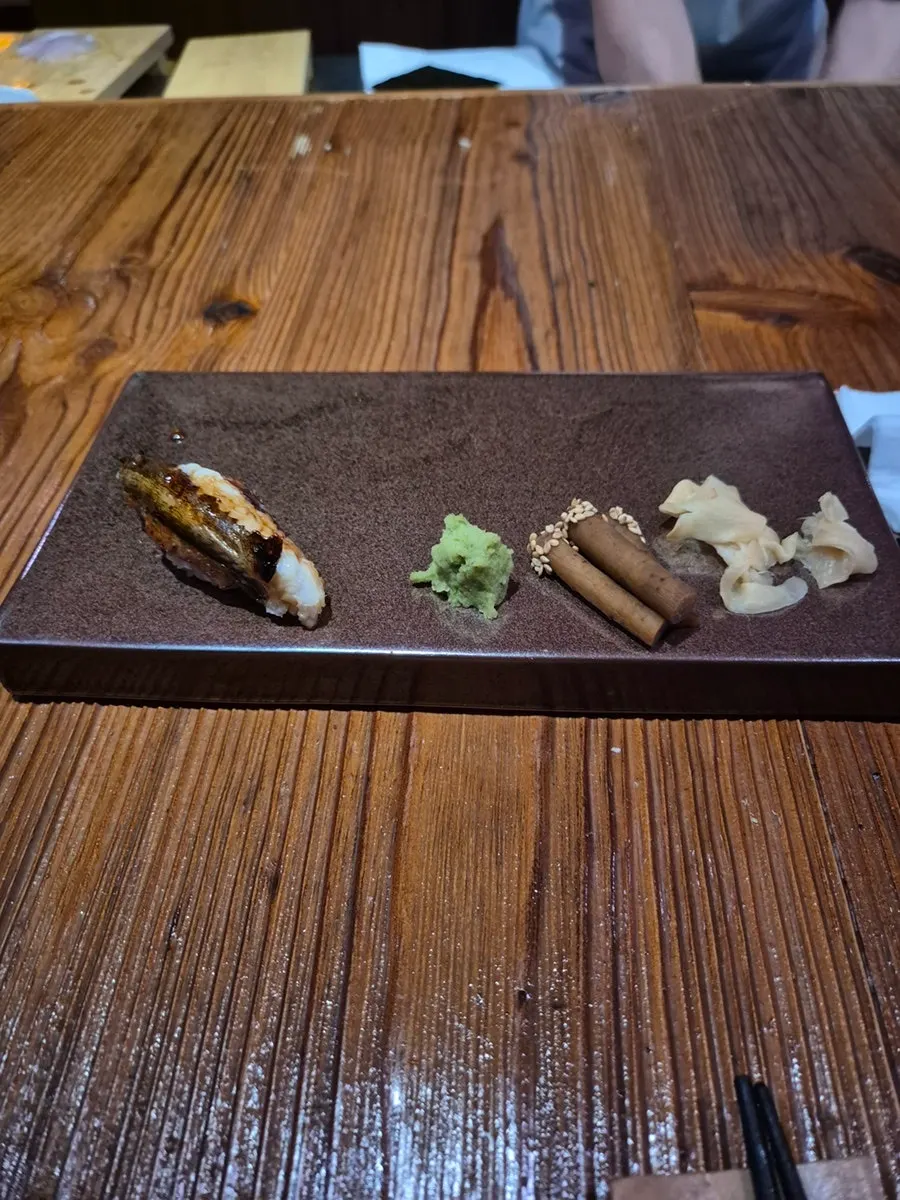 Kinmedai sushi served with seaweed