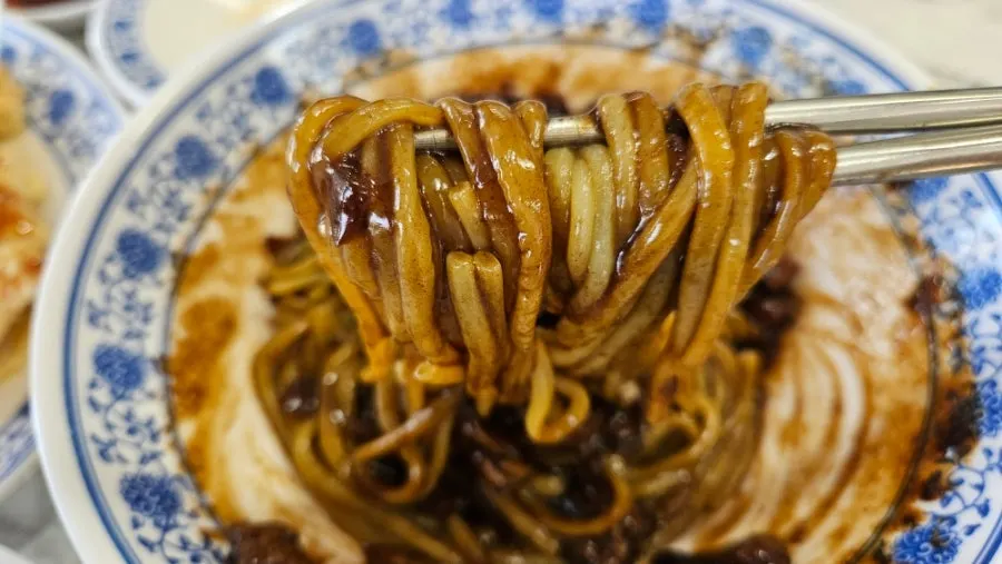 짜장소스를 비벼낸 짜장면 면발