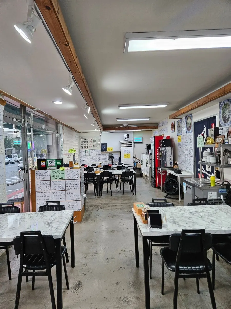 줄서는반점 강내본점 내부 좌석
