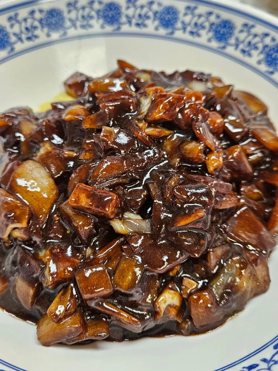 춘장 소스에 비빈 간짜장 면발