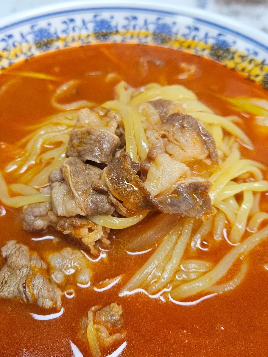 야들야들한 짬뽕 면발을 들어올린 모습
