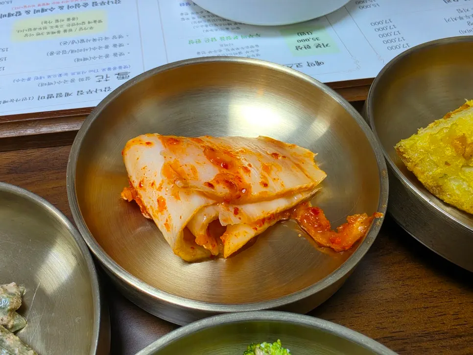 기본 제공되는 노란 강황밥