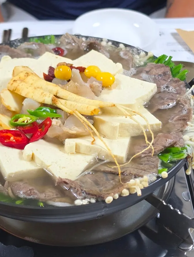 두부와 고기, 채소가 담긴 손두부전골