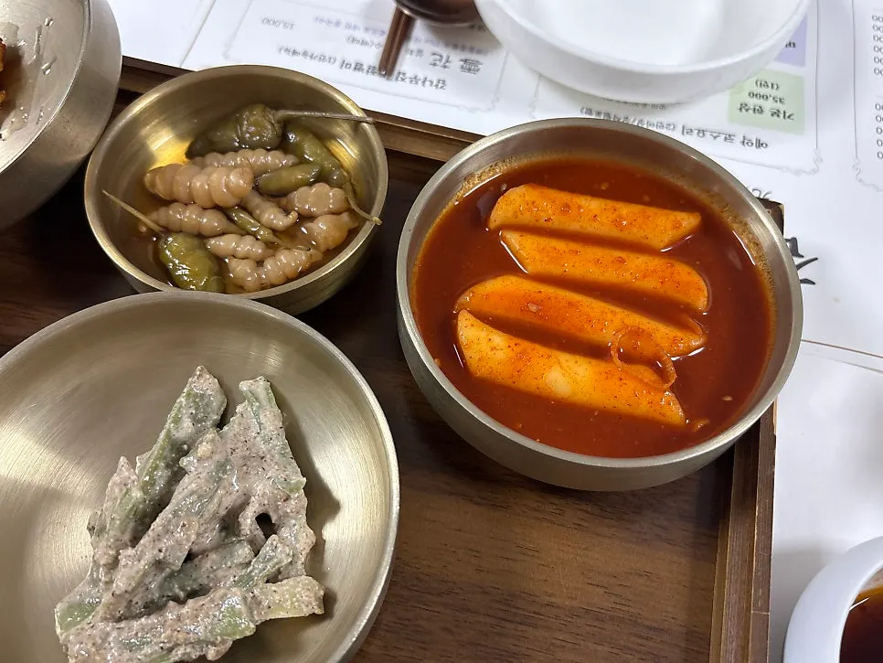 매콤한 떡볶이 접시