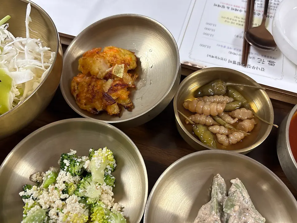 반찬과 함께 놓인 떡볶이