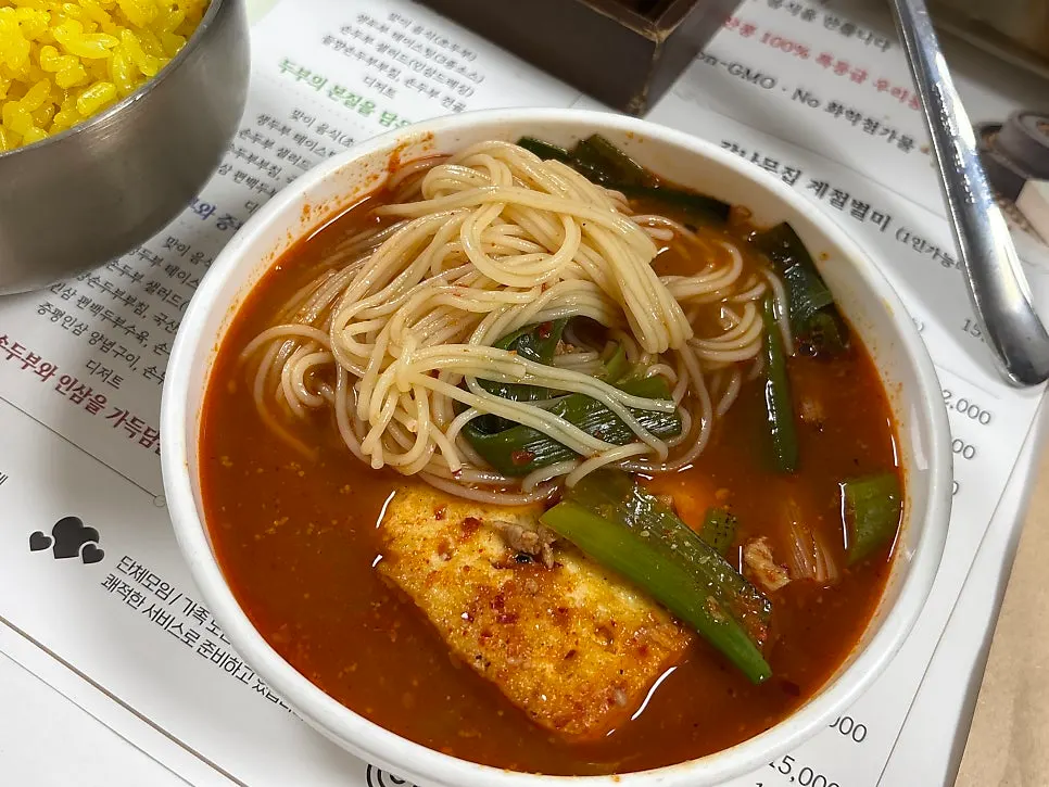 거의 비운 두루치기 냄비와 남은 밥