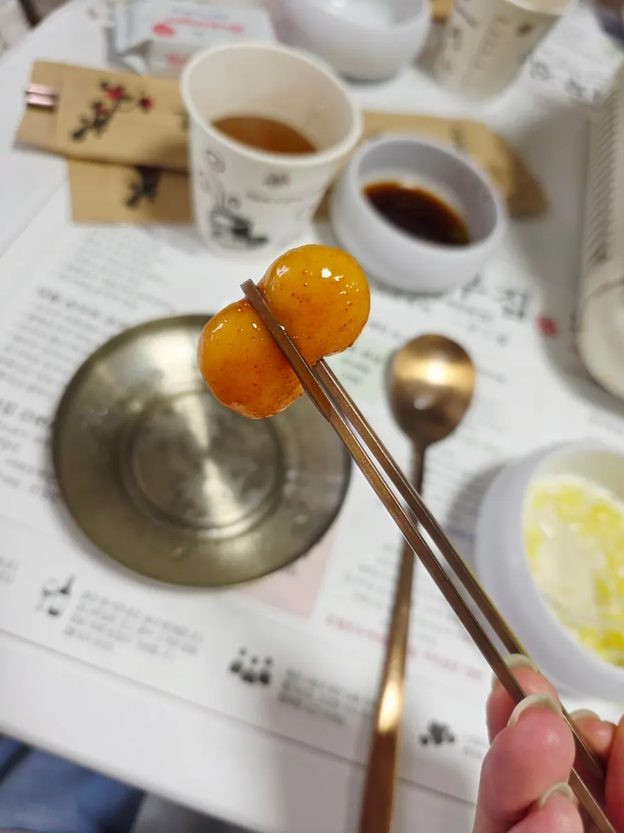 떡볶이와 전이 담긴 밑반찬 접시