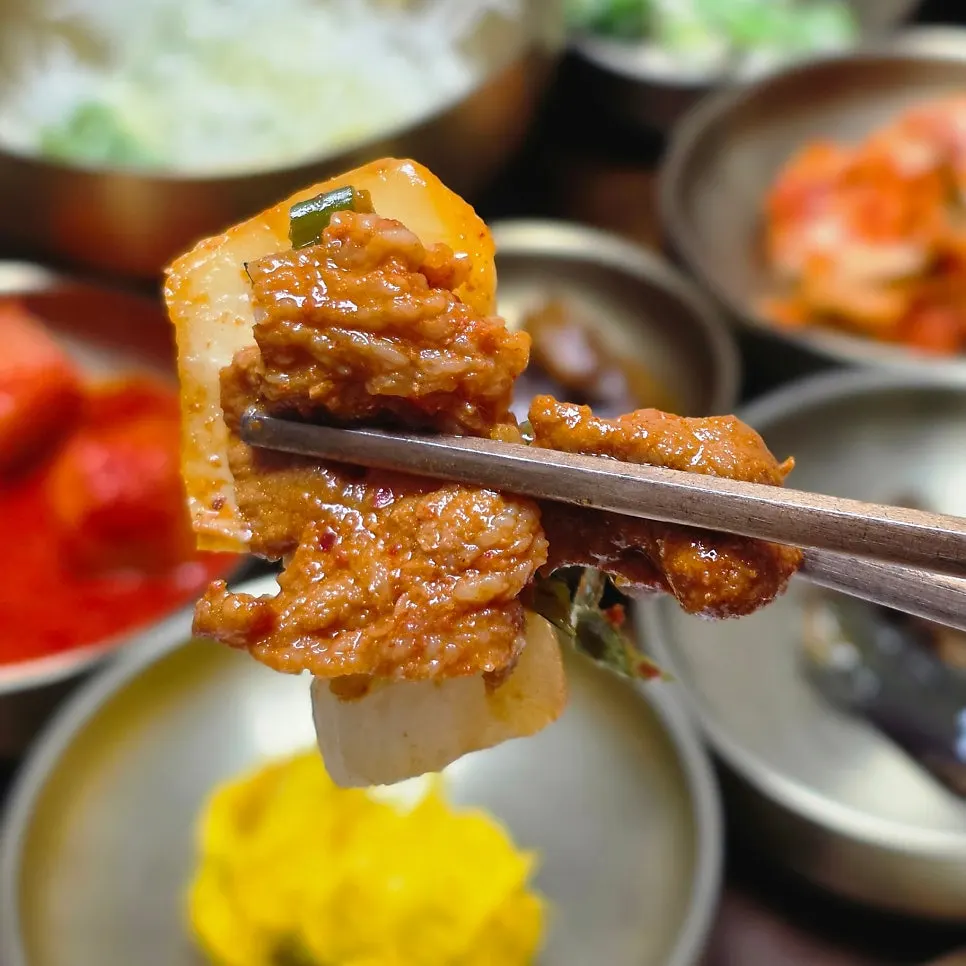 Eating tofu and meat together as a trio