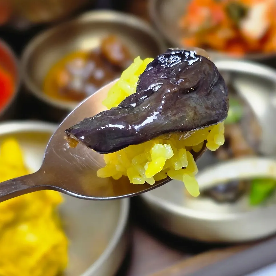 Close-up of the bubbling hand-tofu hot pot