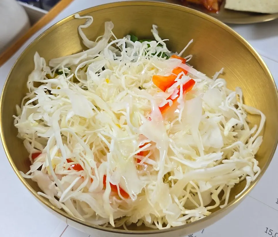 반찬으로 상이 꽉 찬 증평 감나무집손두부 상차림