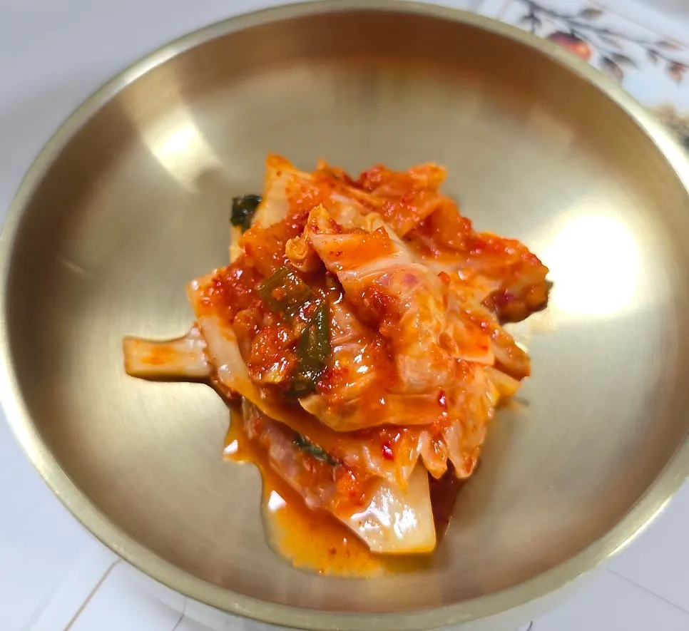 김치와 나물, 두부김치가 함께 놓인 반찬