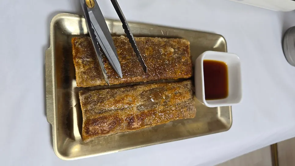김치를 말아 잘라 나온 메밀전