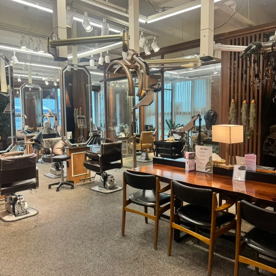 Interior of Zeo Hair AVEDA Goyang Jichuk