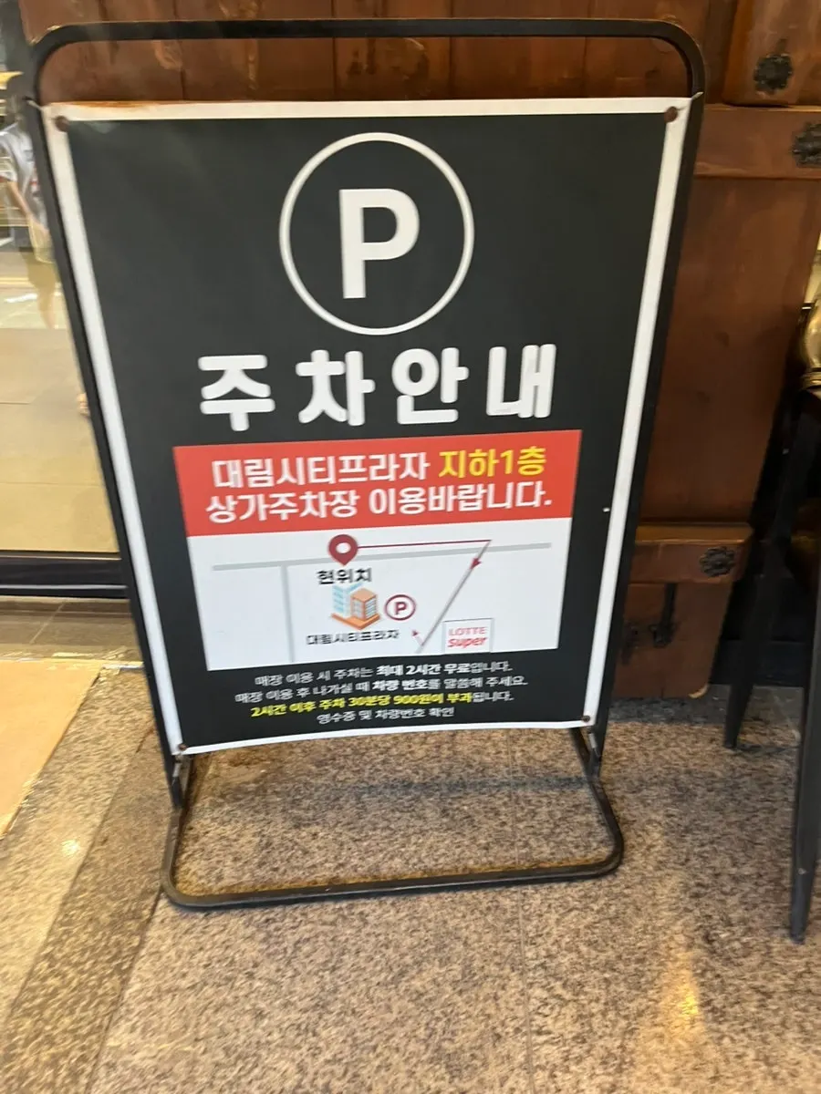 Yunujae Munhyeon Shabu Kalguksu on the first floor