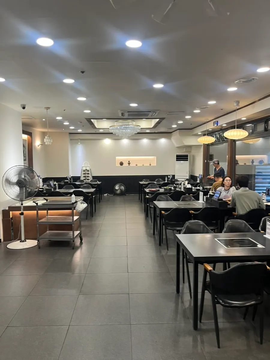 Interior space at Yunujae Munhyeon Shabu Kalguksu