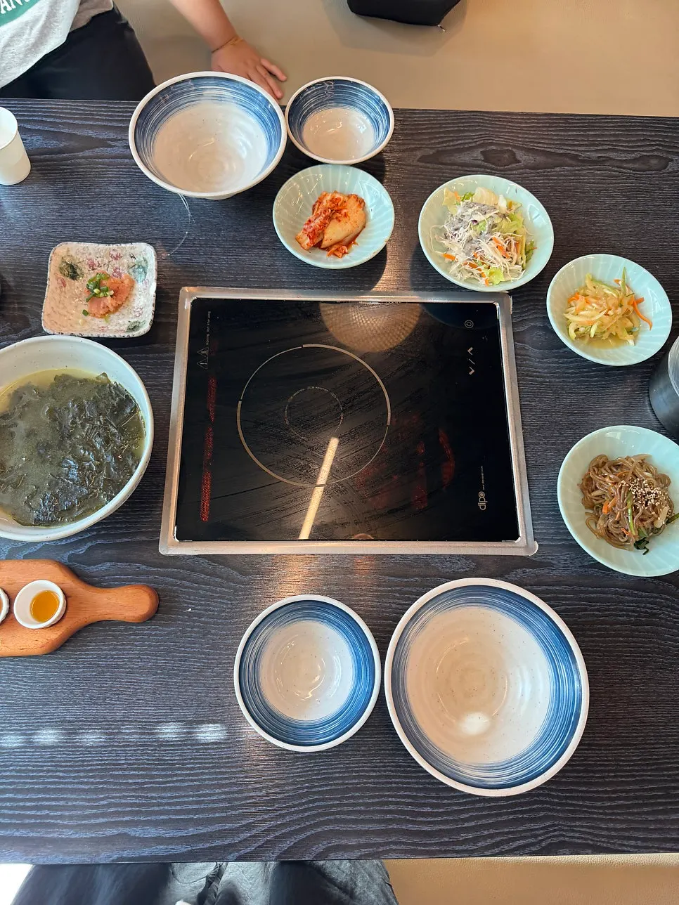 정식에 함께 나온 기본 반찬 한 상