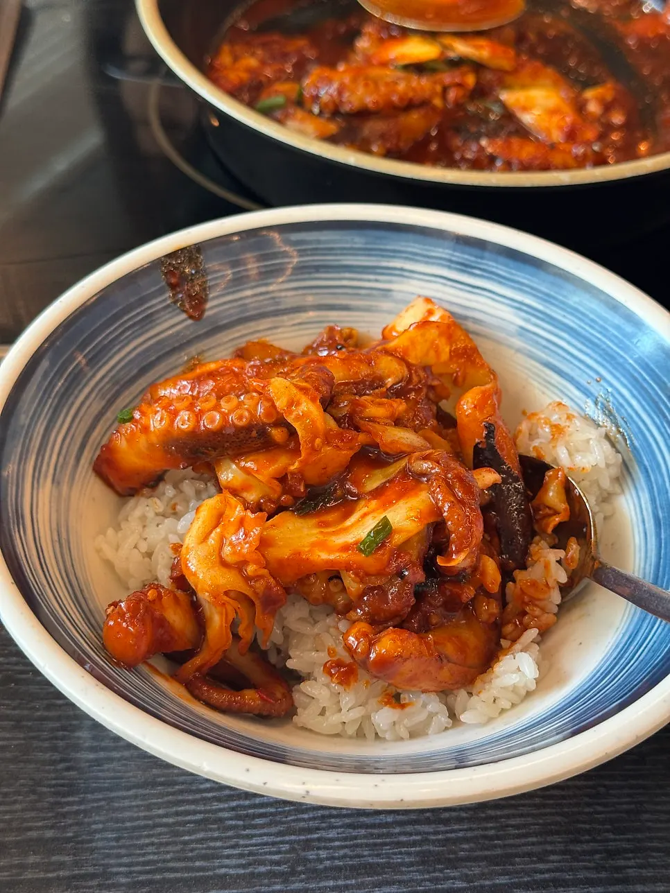 밥 위에 쭈꾸미를 올려 비빈 그릇