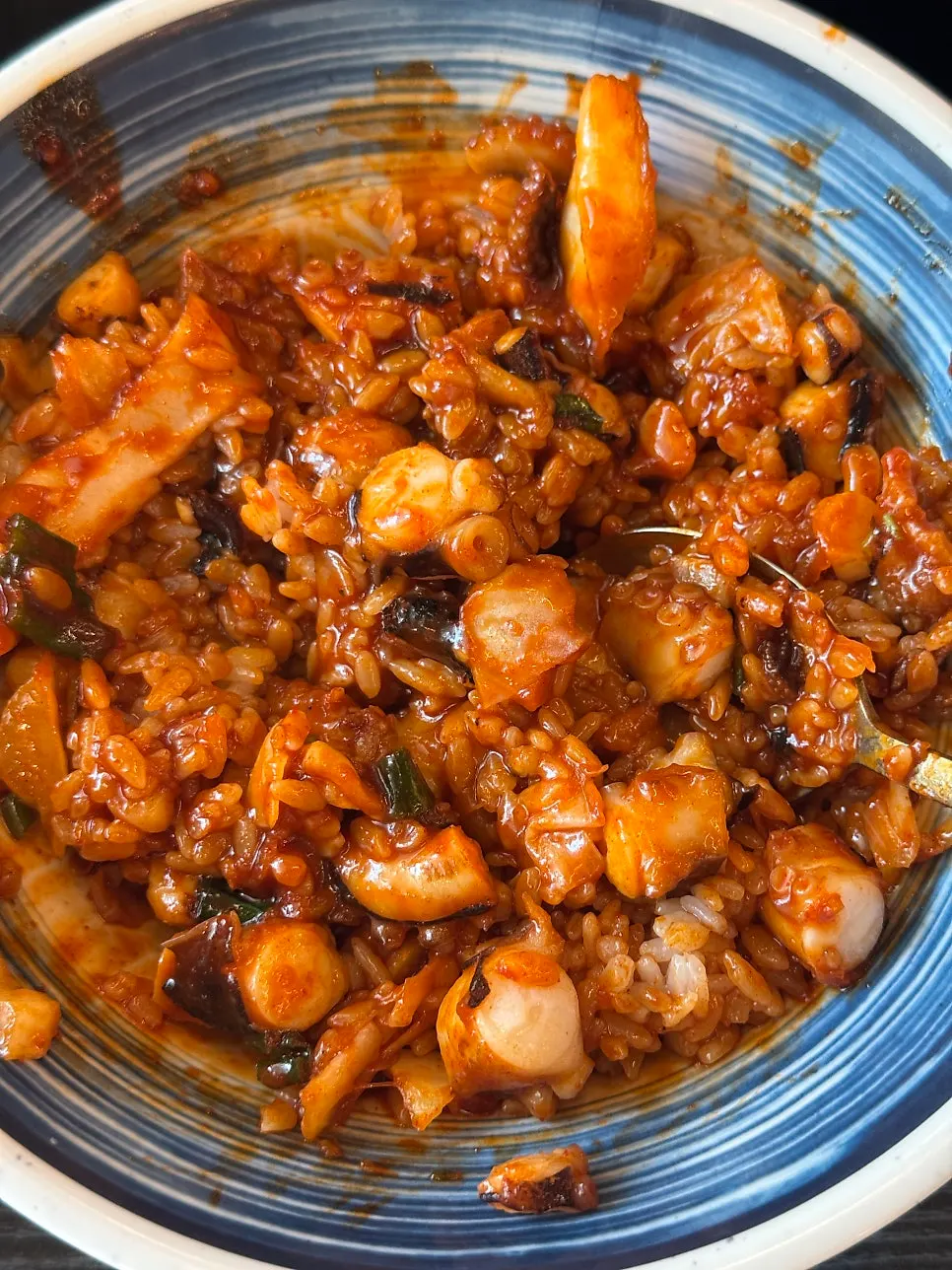 한 술 떠낸 매콤한 쭈꾸미 솥밥