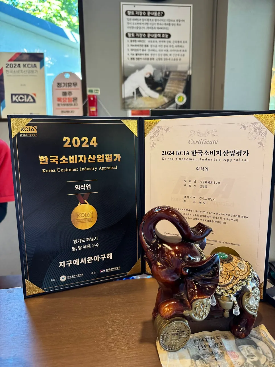 창가 자리에서 본 매장 분위기