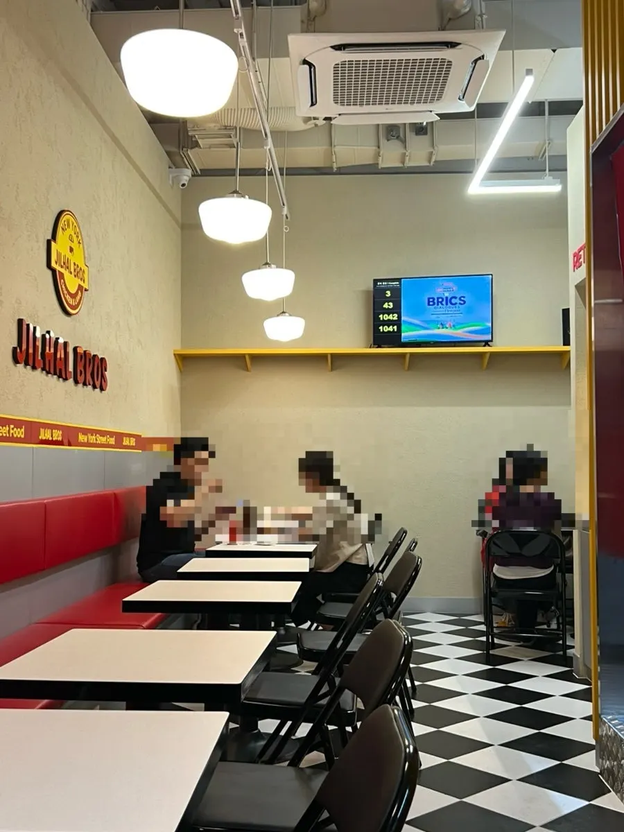 건물 안쪽에 자리한 질할브로스 상암점 외관