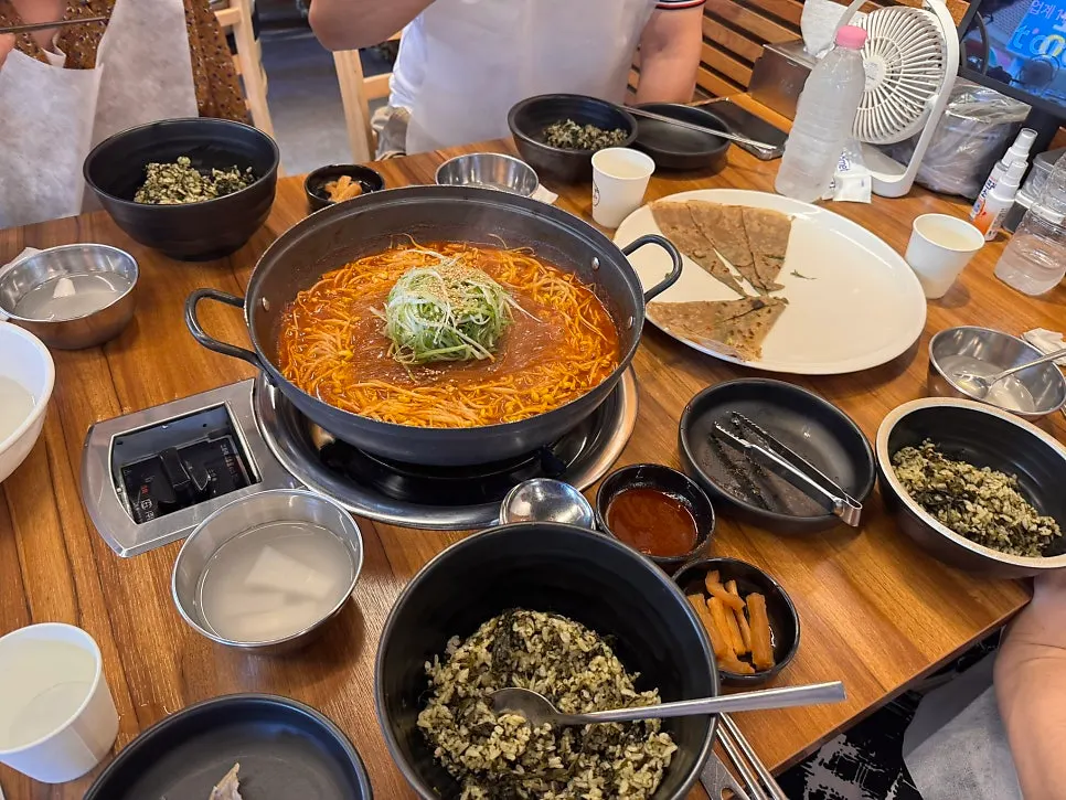 Table filled with the 4-person set spread
