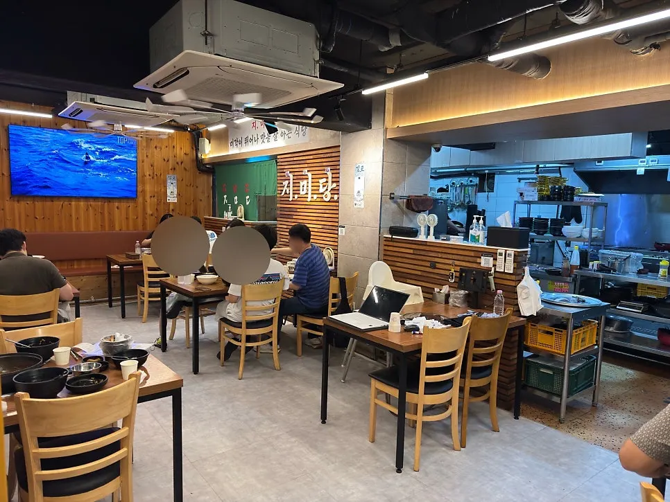 테이블이 많은 넓은 지미당 홀 내부