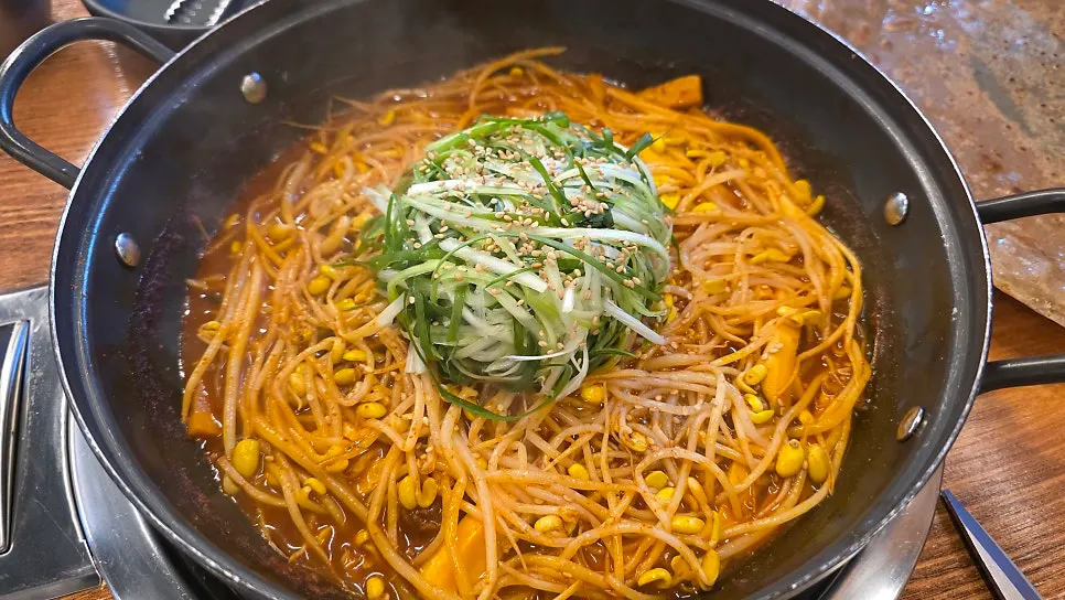 파채와 콩나물이 가득 올라간 매운등갈비찜 냄비