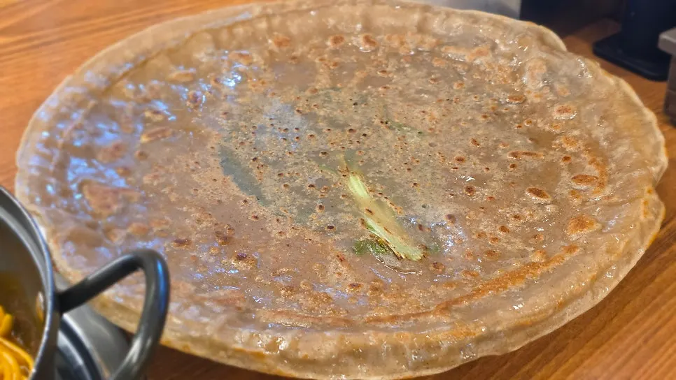 피자 모양으로 자른 메밀전 한 판
