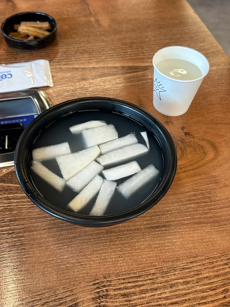 Floss and hair ties prepared at the table