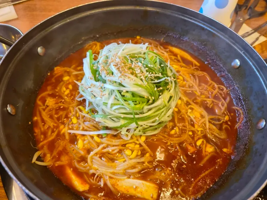 Mild spicy braised pork ribs topped with shredded scallions and bean sprouts