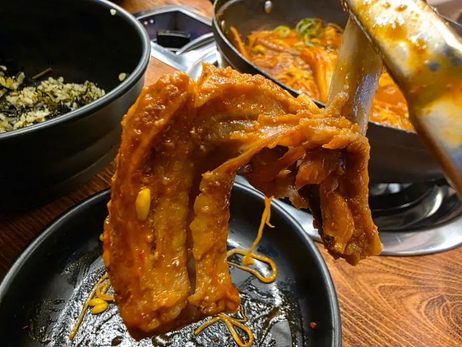 Spicy braised ribs mixed with bean sprouts and shredded scallions in sauce